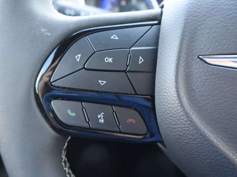 Used 2025 Chrysler Pacifica Limited FWD image 17