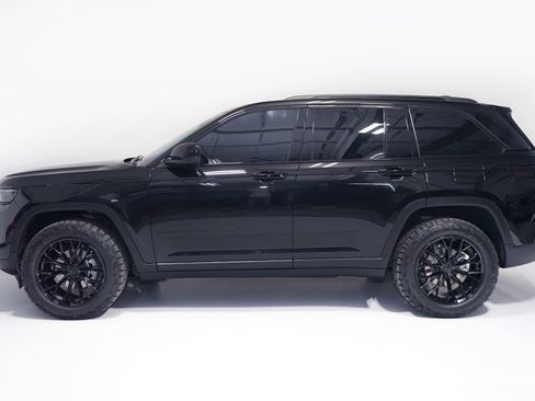 Used 2025 Jeep Grand Cherokee Laredo X image 5