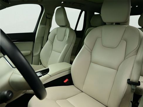 Used 2019 Volvo XC90 T5 Momentum image 4