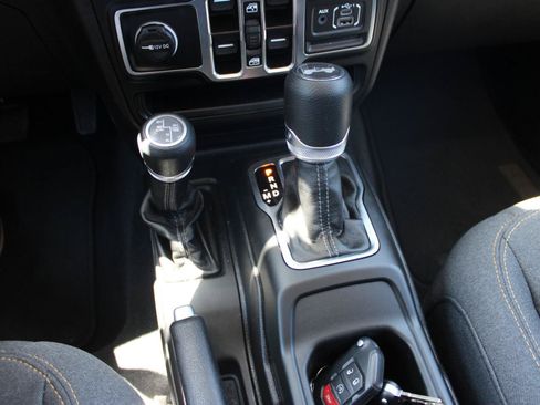 Used 2025 Jeep Wrangler Unlimited Sahara AWD/4WD image 21
