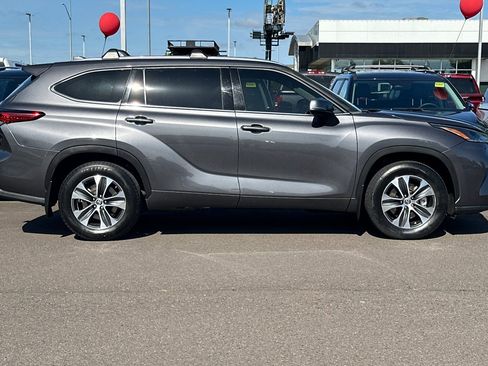 Used 2021 Toyota Highlander XLE FWD image 3