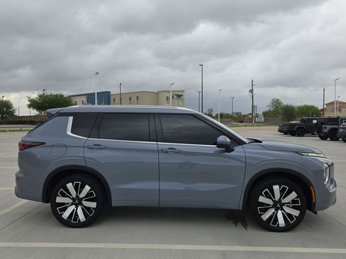 Used 2025 Mitsubishi Outlander SEL image 2