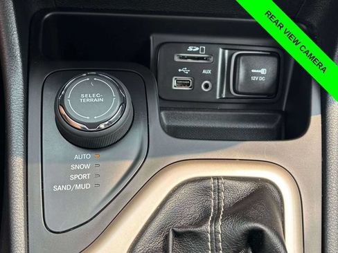 Used 2016 Jeep Cherokee Latitude w/ Cold Weather Group AWD/4WD image 20