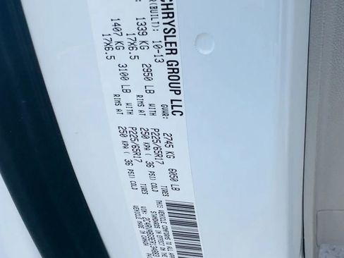 Used 2014 Volkswagen Routan SE FWD image 20