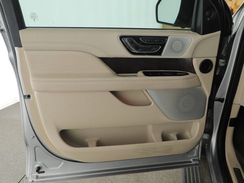 Used 2021 Lincoln Navigator Reserve w/ Luxury Package image 18