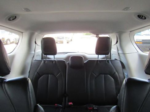 Used 2024 Chrysler Pacifica Touring-L image 38