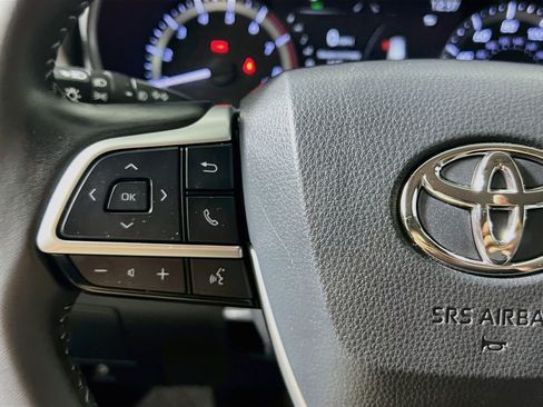 Used 2024 Toyota Highlander LE FWD image 18