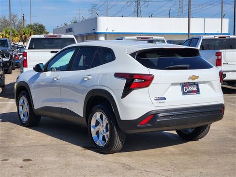 Used 2025 Chevrolet Trax LS w/ LS Convenience Package image 5