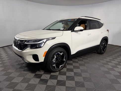 Used 2025 Kia Seltos EX w/ EX Sunroof Package image 3