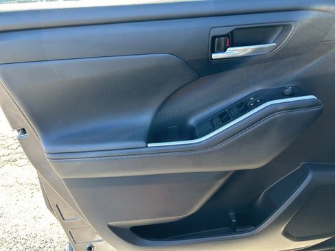 Used 2023 Toyota Highlander XLE image 12