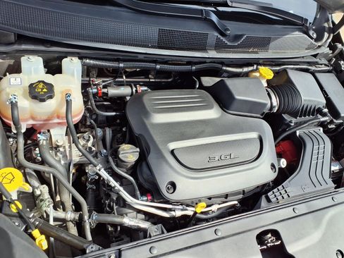 Certified 2022 Chrysler Pacifica Touring-L w/ Uconnect Theater Family Group image 35