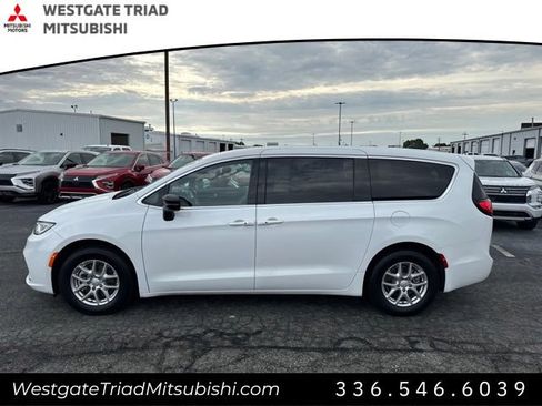 Used 2026 Chrysler Pacifica Select FWD image 3