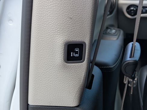 Used 2024 Chrysler Pacifica Touring-L FWD image 23