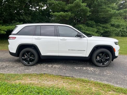 Used 2023 Jeep Grand Cherokee Altitude AWD/4WD image 2