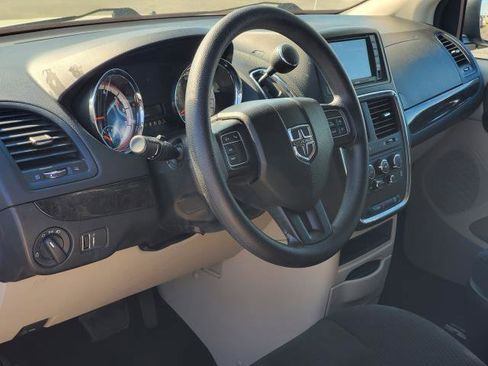 Used 2019 Dodge Grand Caravan SE w/ UConnect Hands-Free Group FWD image 6