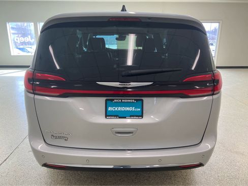 Used 2024 Chrysler Pacifica Touring-L FWD image 8