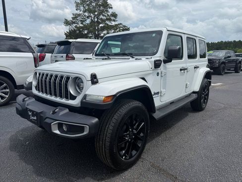 Used 2025 Jeep Wrangler Sahara AWD/4WD image 2