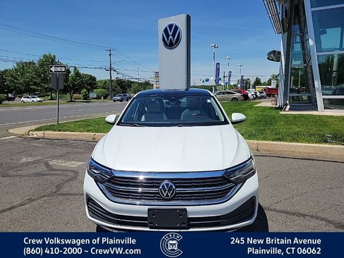 Certified 2024 Volkswagen Jetta SE w/ Panoramic Sunroof Package FWD image 2