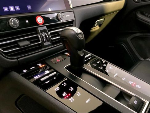 Used 2024 Porsche Macan image 17