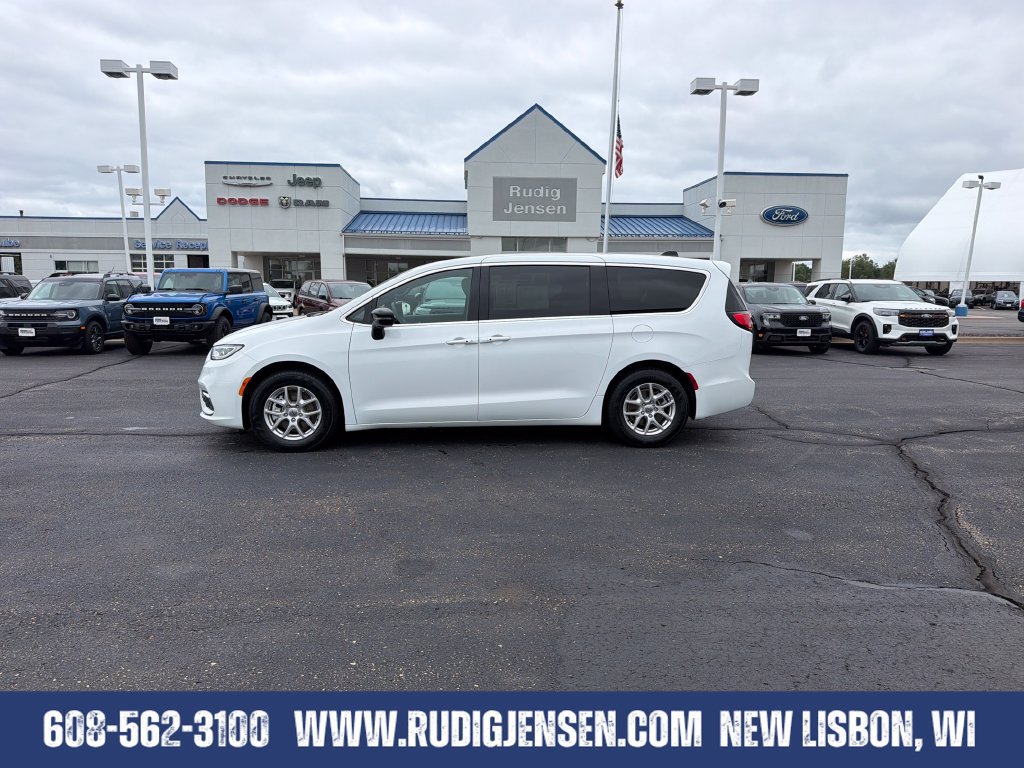 Used 2025 Chrysler Pacifica Select FWD image 2