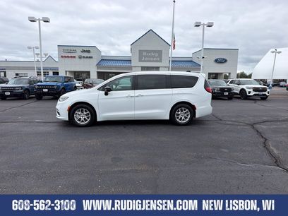 Used 2025 Chrysler Pacifica Select