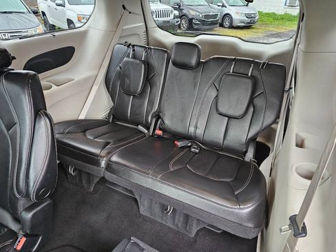 Used 2022 Chrysler Pacifica Touring-L AWD/4WD image 11