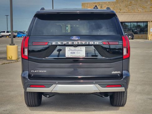 New 2026 Ford Expedition Platinum image 8