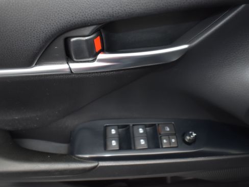 Used 2018 Toyota Camry LE image 14