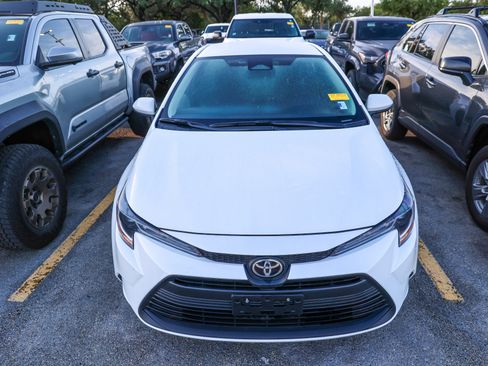 Used 2026 Toyota Corolla LE FWD image 5