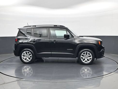 Used 2018 Jeep Renegade Latitude w/ Cold Weather Group AWD/4WD image 4