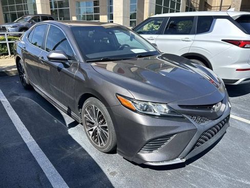 Used 2019 Toyota Camry SE FWD image 1