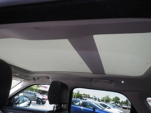 Used 2022 Land Rover Range Rover Velar S AWD/4WD image 19