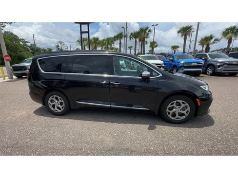 Used 2023 Chrysler Pacifica Limited FWD image 9