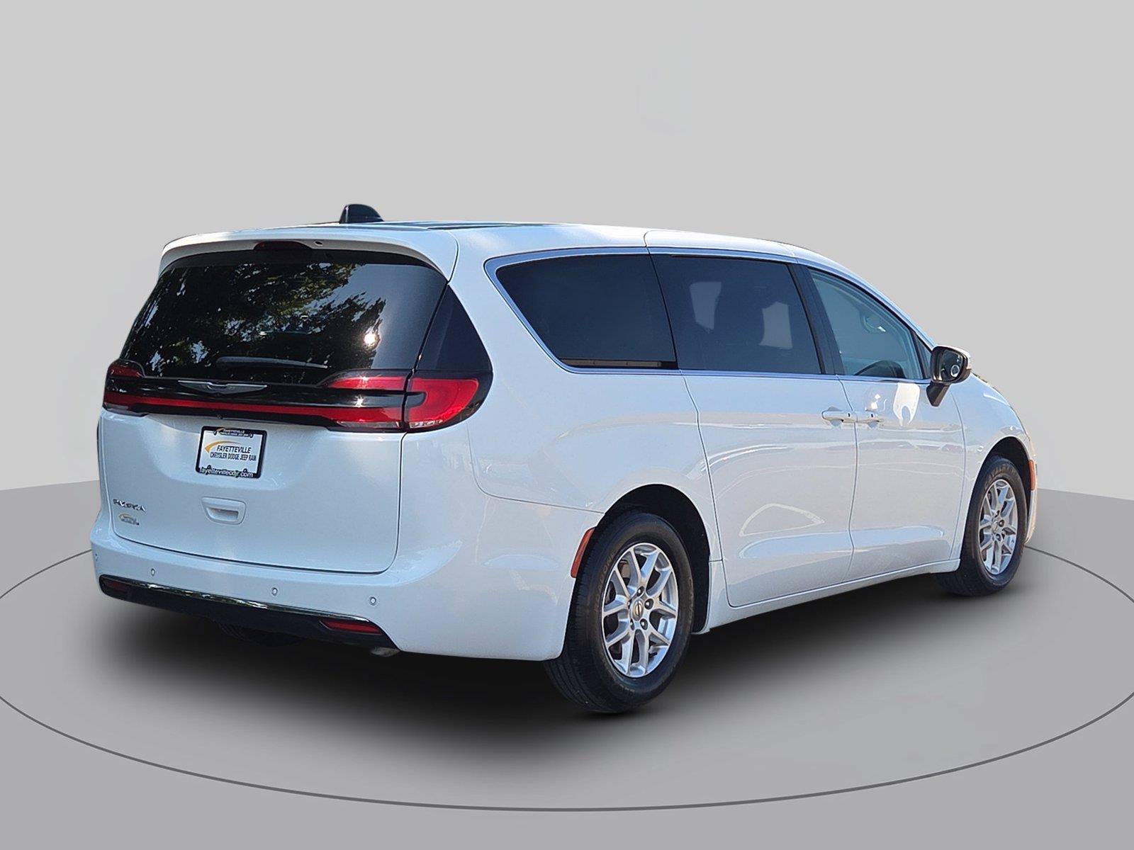 Used 2023 Chrysler Pacifica Touring-L FWD image 3