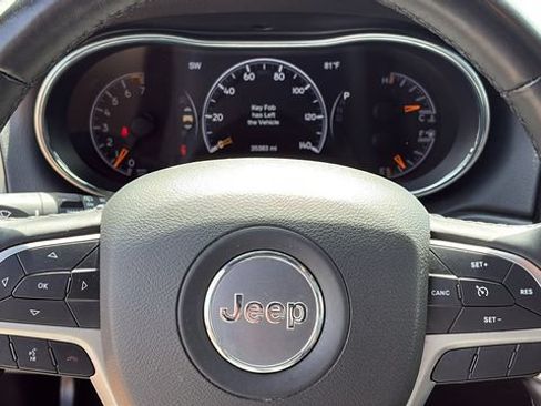 Used 2022 Jeep Grand Cherokee Limited w/ Tech Group AWD/4WD image 12