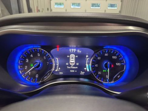 Used 2024 Chrysler Pacifica Touring-L FWD image 17