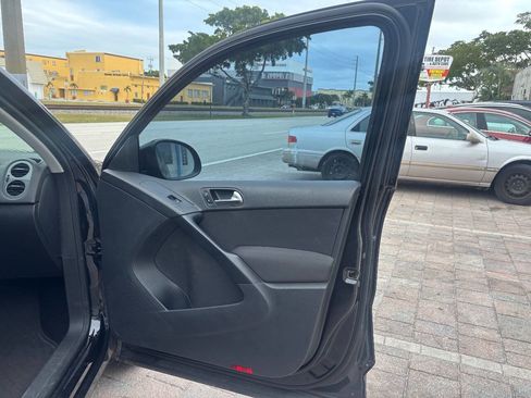 Used 2017 Volkswagen Tiguan Limited w/ Premium Package image 20