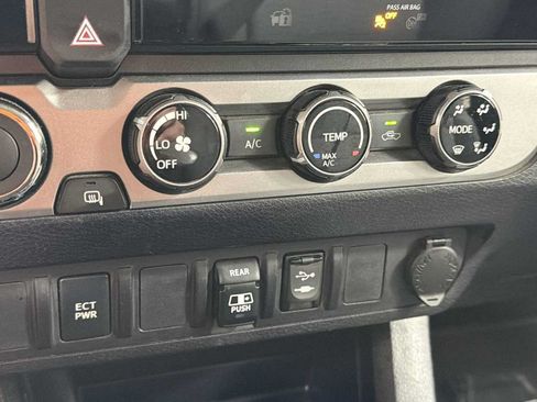 Certified 2018 Toyota Tacoma SR5 AWD/4WD image 20