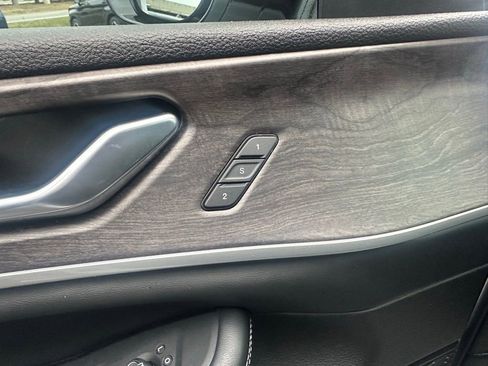 Used 2023 Jeep Grand Cherokee Limited w/ Black Appearance Package image 29