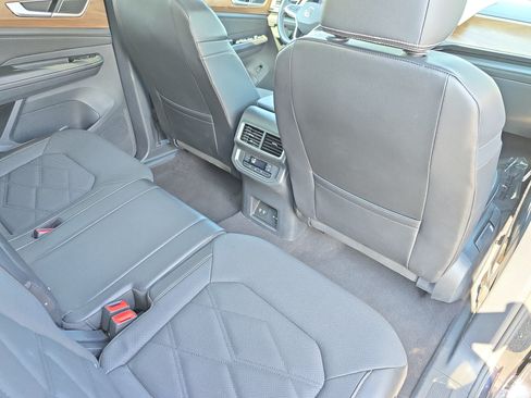 Used 2024 Volkswagen Atlas SE AWD/4WD image 11