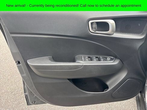 Used 2024 Hyundai Venue SEL FWD image 8