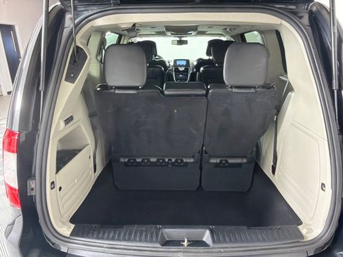 Used 2016 Chrysler Town & Country Limited FWD image 21
