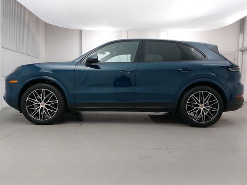 Used 2025 Porsche Cayenne image 2