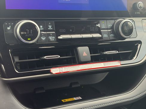 Used 2025 Toyota Highlander XLE image 28