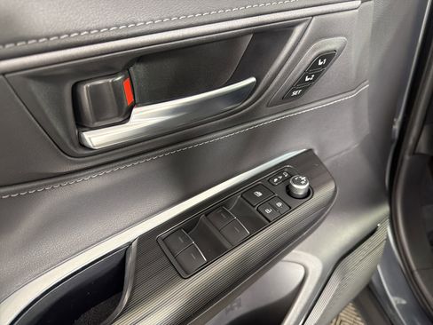 Used 2021 Toyota Venza Limited image 15