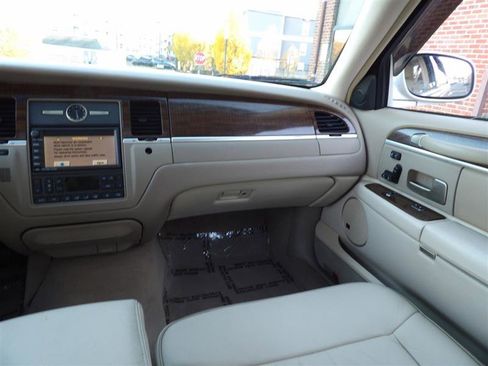 Used 2007 Lincoln Town Car Designer Series image 31