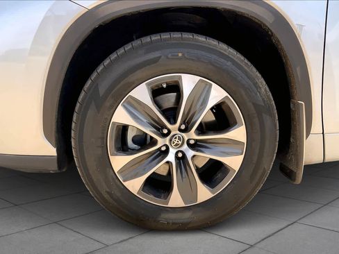Used 2022 Toyota Highlander XLE image 11