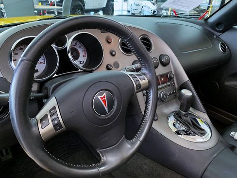 Used 2007 Pontiac Solstice Convertible w/ Premium Package RWD image 9