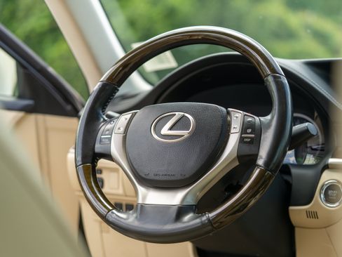 Used 2013 Lexus ES 350 w/ Luxury Pkg FWD image 19