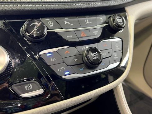 Used 2024 Chrysler Pacifica Limited image 33
